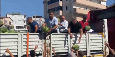 Mahalleliye karpuz dağıtıldı: 27 ton 1 saatte bitti