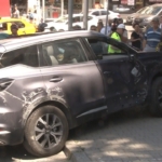 Maltepe’de aracının kontrolünü kaybetti, dükkana daldı: 3 yaralı