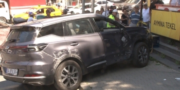 Maltepe’de aracının kontrolünü kaybetti, dükkana daldı: 3 yaralı