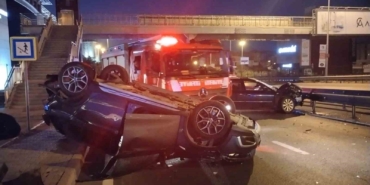 Maltepe’de kaza yapan araçlardan biri takla attı: 1 yaralı