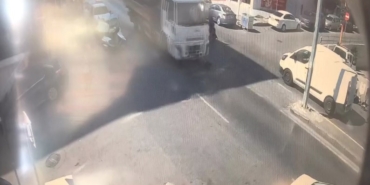 Maltepe’de yolun karşısına geçmeye çalışan çocuğa vinç aracı çarptı, o anlar kamerada