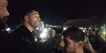 Megafonla bir şarkı söyleyip konserini iptal etti