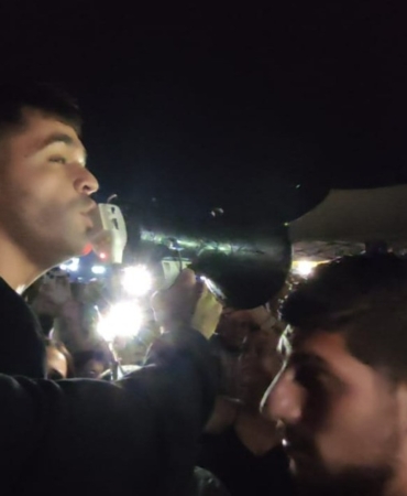 Megafonla bir şarkı söyleyip konserini iptal etti