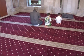 Mesut Özil camiyi temizledi, o anlar sosyal medyada gündem oldu