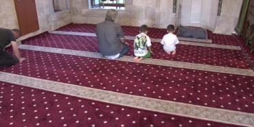 Mesut Özil camiyi temizledi, o anlar sosyal medyada gündem oldu