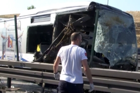 Metrobüs bariyerlere çarptı, 2 kişi metrobüs altında kaldı