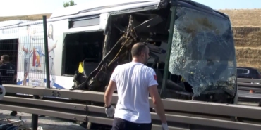 Metrobüs bariyerlere çarptı, 2 kişi metrobüs altında kaldı