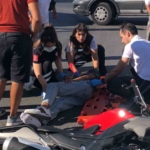 Minibüsle çarpışan 14 yaşındaki motosikletlinin ağır yaralandığı kaza kamerada