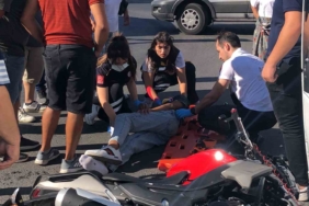 Minibüsle çarpışan 14 yaşındaki motosikletlinin ağır yaralandığı kaza kamerada