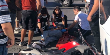 Minibüsle çarpışan 14 yaşındaki motosikletlinin ağır yaralandığı kaza kamerada