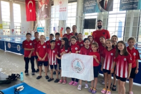 Minik yüzücüler, hayatını kaybeden sporcular için yüzdü