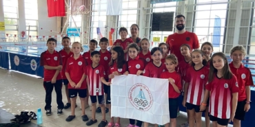 Minik yüzücüler, hayatını kaybeden sporcular için yüzdü