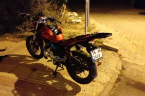 Motosiklet dönüş yapan otomobile çarptı: 2 yaralı