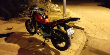 Motosiklet dönüş yapan otomobile çarptı: 2 yaralı