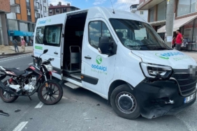 Motosiklet ile minibüs çarpıştı: 1 yaralı