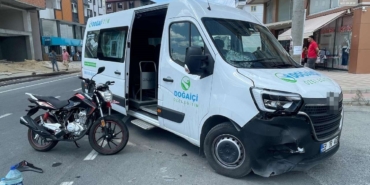 Motosiklet ile minibüs çarpıştı: 1 yaralı