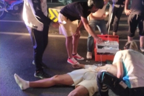 Motosiklet kazası yapan çiftin yardımına yoldan geçen sağlık ekipleri koştu