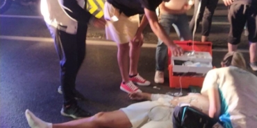 Motosiklet kazası yapan çiftin yardımına yoldan geçen sağlık ekipleri koştu