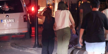 Motosiklet kırmızı ışıkta yola atlayan yayaya çarptı: 3 yaralı