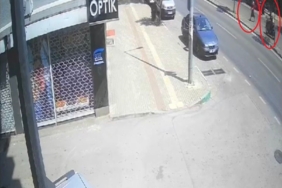 Motosiklet sürücüsünün çarptığı yaşlı kadın hayatını kaybetti...O anlar kamerada