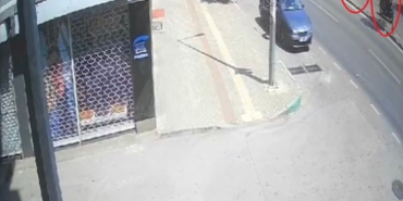 Motosiklet sürücüsünün çarptığı yaşlı kadın hayatını kaybetti...O anlar kamerada