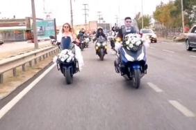 Motosiklet tutkunu çiftin konvoyu