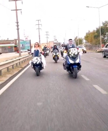 Motosiklet tutkunu çiftin konvoyu