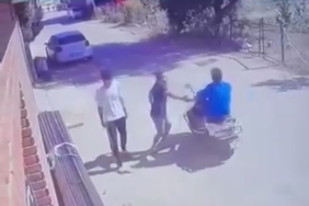 Motosiklet üzerindeki arkadaşına yaptığı şaka, ölümle burun buruna getirdi