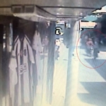 Motosiklet yolun karşısına geçen yayaya çarptı