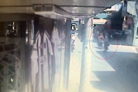 Motosiklet yolun karşısına geçen yayaya çarptı