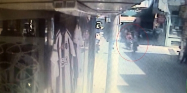 Motosiklet yolun karşısına geçen yayaya çarptı