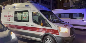 Motosiklet yolun karşısına geçmeye çalışan yayaya çarptı: 3 yaralı