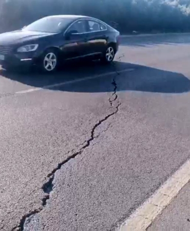 Mudanya yolundaki büyük çatlaklar korkutuyor