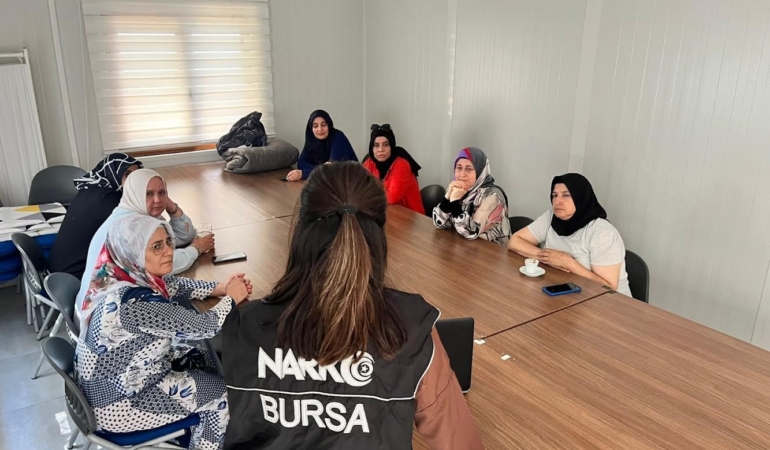 Narkotik polisleri vatandaşları bilgilendirdi