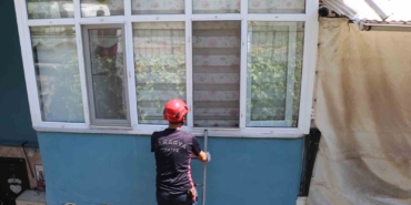 Nöbet sonrası uyuyan hemşirenin yaşlı komşusu ekipleri harekete geçirdi