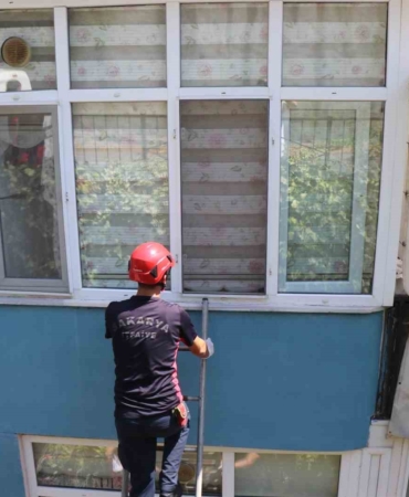 Nöbet sonrası uyuyan hemşirenin yaşlı komşusu ekipleri harekete geçirdi