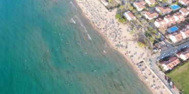 Okulların açılmasına günler kala plajlar dolup taştı