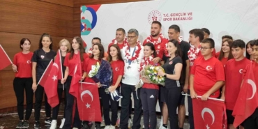 Olimpiyatlarda gümüş madalya kazanan milli atıcı Yusuf Dikeç, İstanbul’a geldi