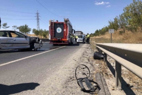 Önce bariyerlere, sonra tıra çarpan otomobil hurdaya döndü