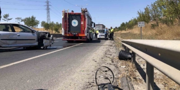 Önce bariyerlere, sonra tıra çarpan otomobil hurdaya döndü