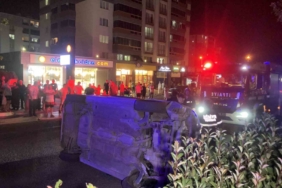 Önce reklam panosuna sonra aydınlatma direğine çarptı