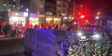 Önce reklam panosuna sonra aydınlatma direğine çarptı