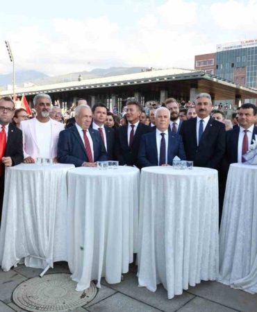 Osmangazi Belediyesi Zafer Bayramı’nı Atatürk Anıtı ile taçlandırdı