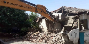 Osmangazi’de bir metruk bina daha yıkıldı