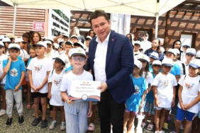 Osmangazi’nin yüzme kurslarında 6 bin öğrenci yüzme öğrendi