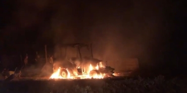 Otluk alanda çıkan yangın traktöre sıçradı