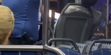 Otobüste sızan genci polis böyle uyandırdı: "Otel parası alacağız"