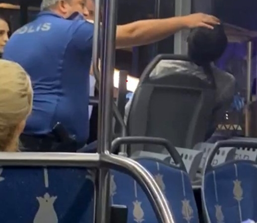Otobüste sızan genci polis böyle uyandırdı: "Otel parası alacağız"