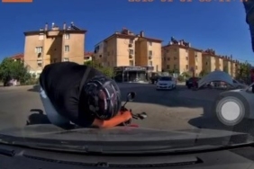 Otomobil ile motosikletin çarpıştığı kaza anı kameraya yansıdı