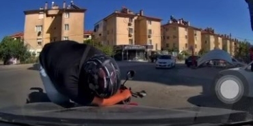 Otomobil ile motosikletin çarpıştığı kaza anı kameraya yansıdı